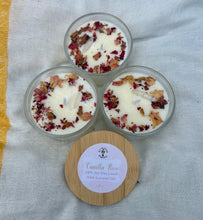 Load image into Gallery viewer, Vanilla Rose Soy Wax Candle with Rose Petals and Clear Quartz Crystal – Eco-Friendly, Hand-Poured Candle in a Glass Jar with Bamboo Lid. Sweet Floral Scent, Perfect for Aromatherapy, Relaxation, and Home Decor.