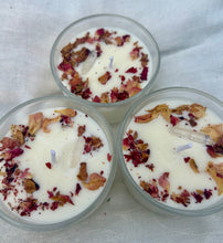 Load image into Gallery viewer, Vanilla Rose Soy Wax Candle with Rose Petals and Clear Quartz in Glass Jar – Handcrafted, Eco-Friendly Candle with Sweet Floral Fragrance, Natural Soy Wax for Clean Burn, and Bamboo Lid. Perfect for Relaxation, Aromatherapy, and Unique Gift Ideas.